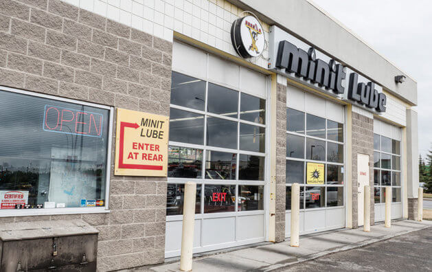 Parte Frontal de la empresa, ventanas grandes, letrero Minit Lube