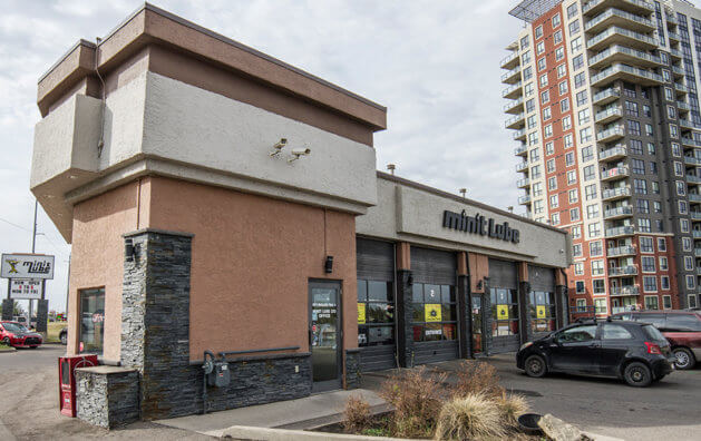 Facade with glass doors and Minit Lube signs