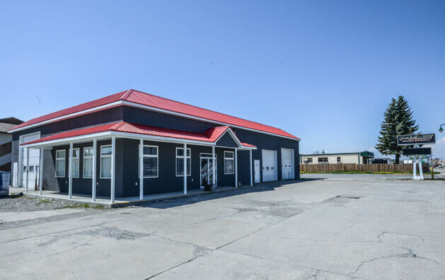 Outside view of MAC Auto Glass & Graphics shop in Fort Macleod, AB